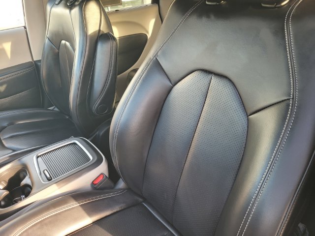 Used 2023 Black Chrysler Touring L image 13