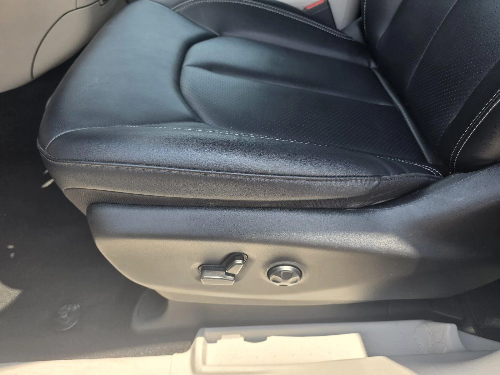 Used 2024 Silver Mist Clearcoat Chrysler Touring L image 26