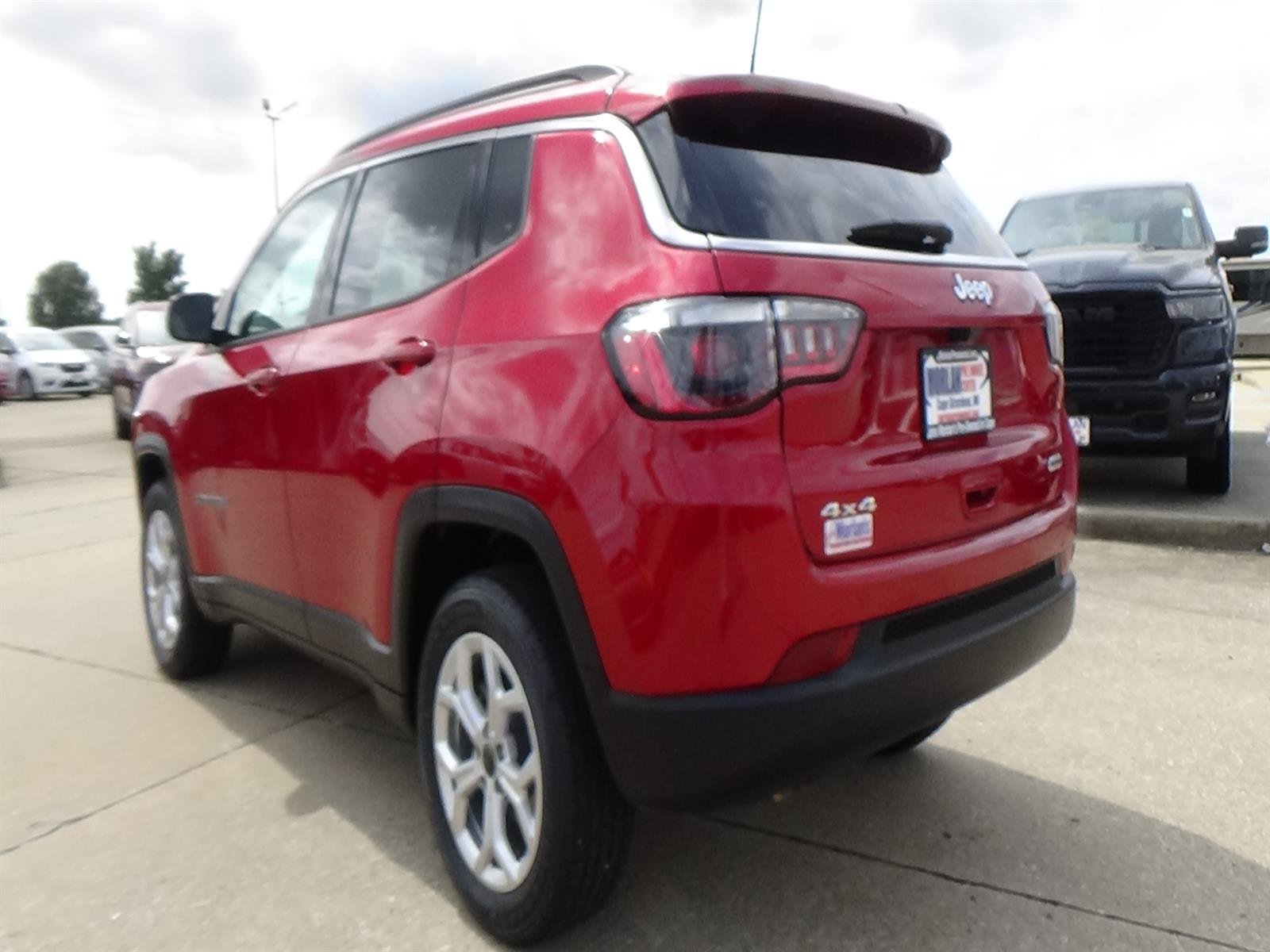 Certified Used 2025 Red Hot Pearl Coat (pr6) Jeep Latitude image 8