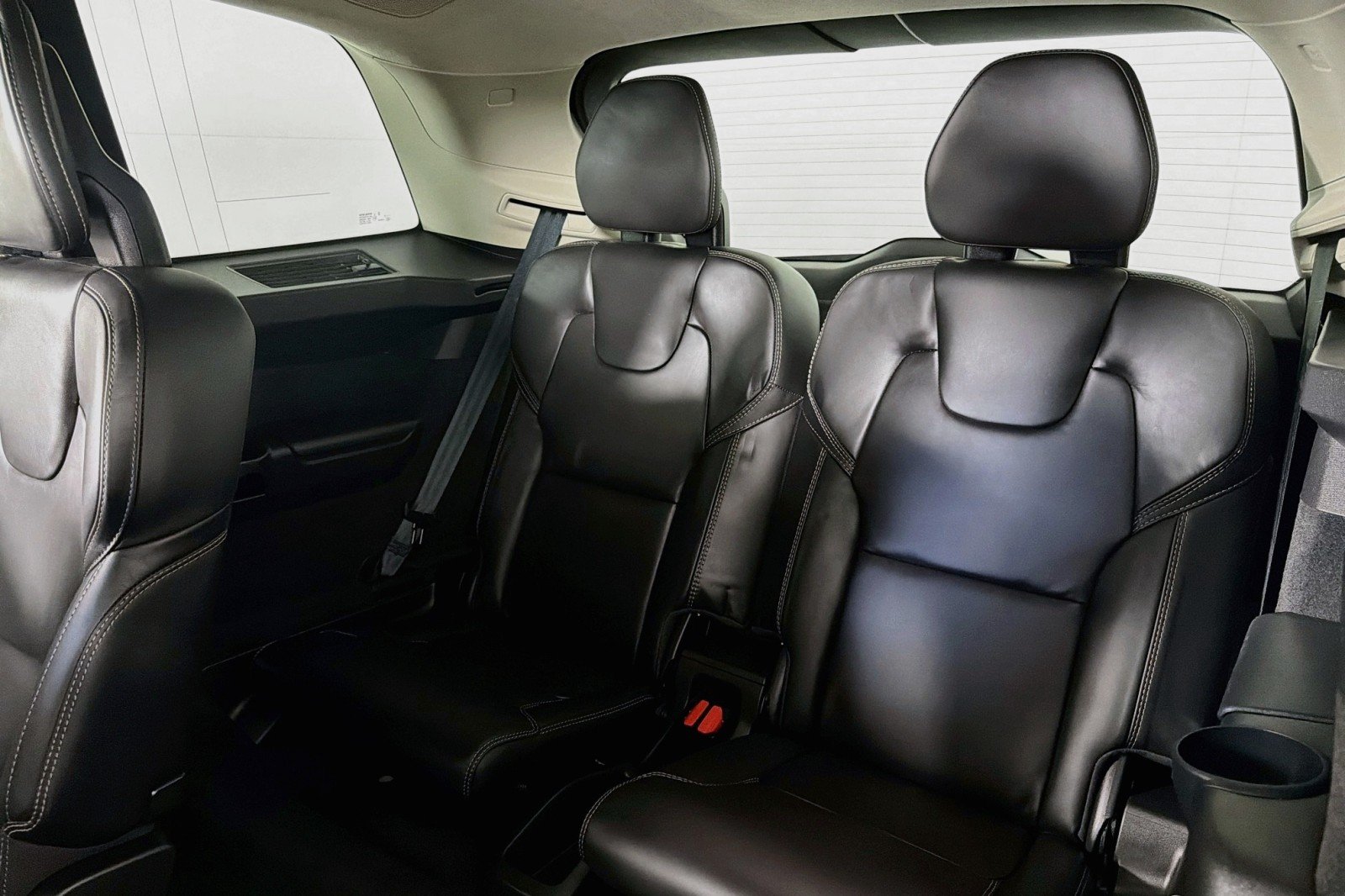 Used 2024 Onyx Black Metallic Volvo Ultimate Bright Theme image 9