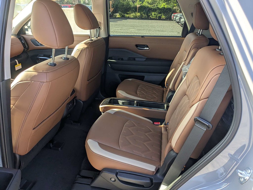 New 2026 Boulder Gray Pearl / Super Black Two-tone Nissan Platinum image 15