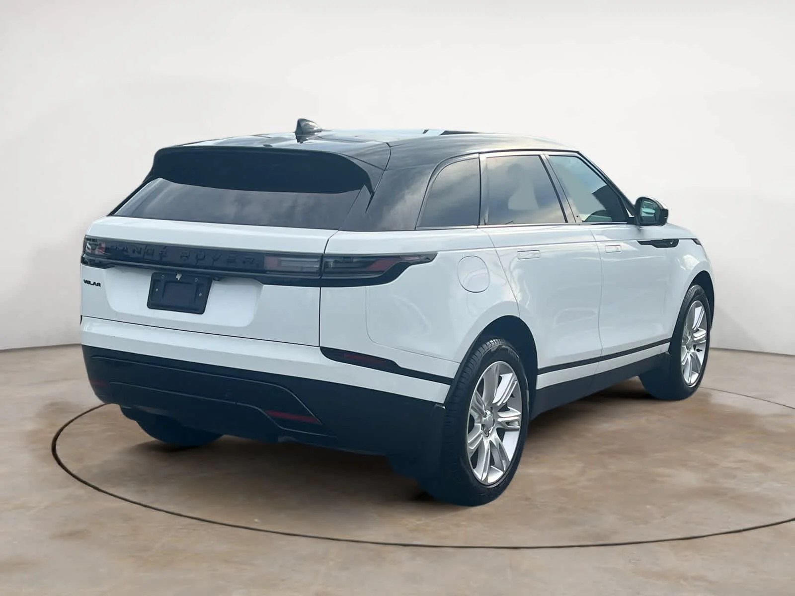 Certified Used 2026 Fuji White Land Rover S image 5