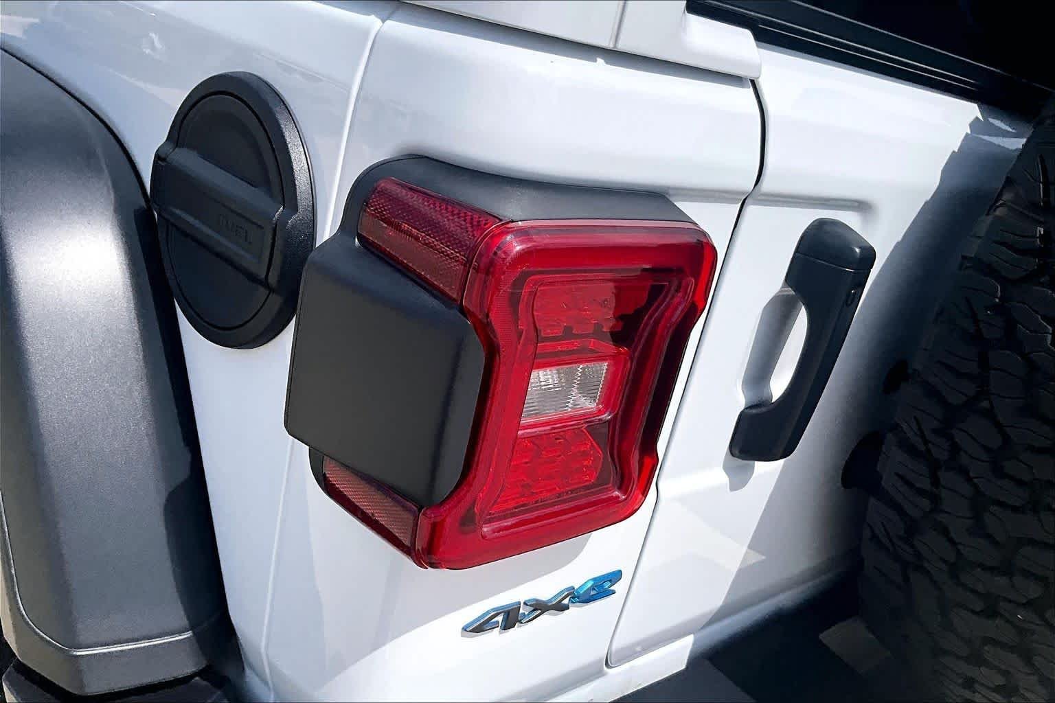 Used 2024 Bright White Clearcoat Jeep Rubicon image 28