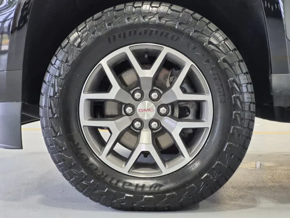 Used 2022 Onyx Black GMC 4WD AT4 w/Cloth image 6