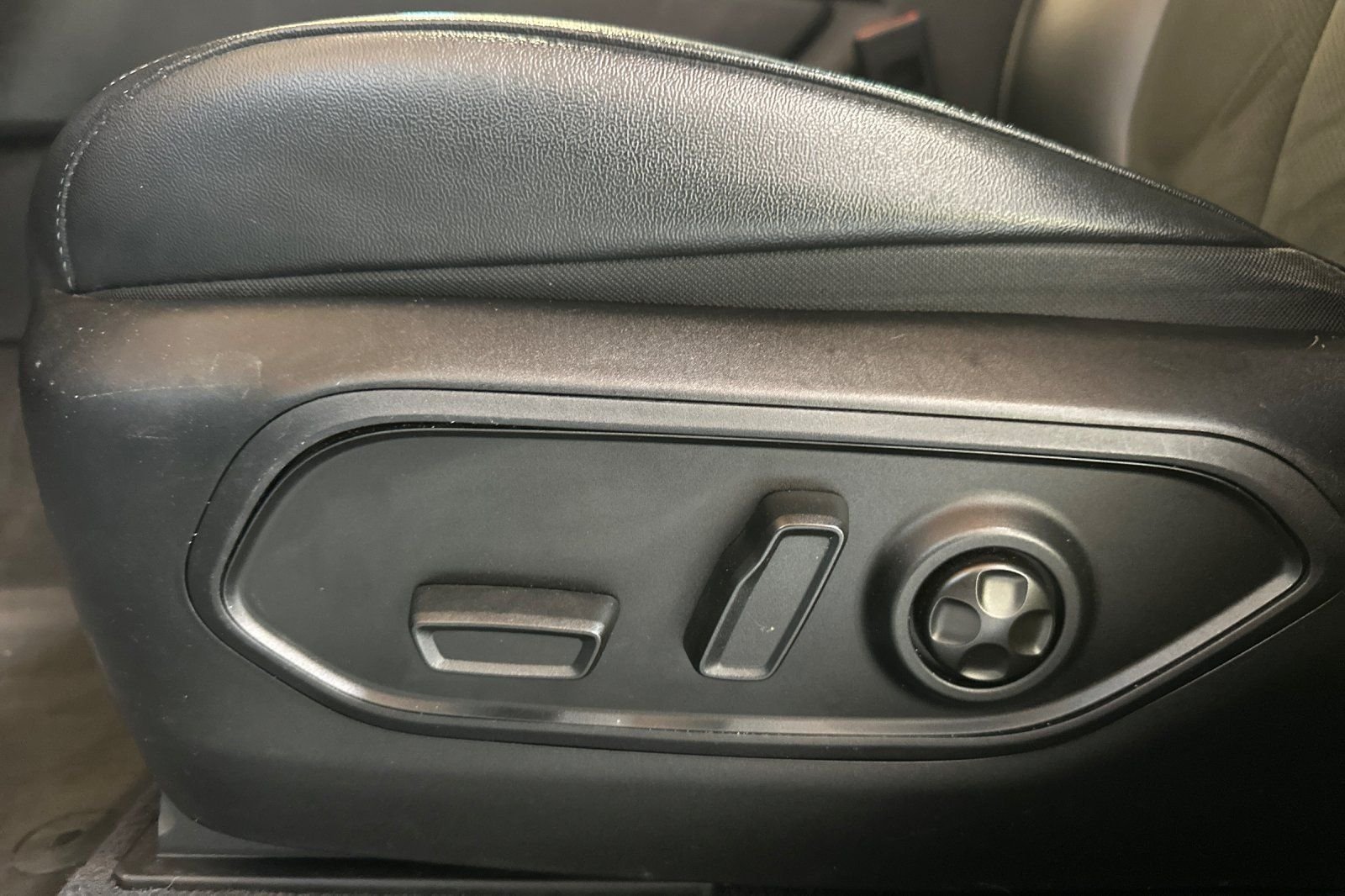 Used 2023 Gray Jeep Altitude image 15