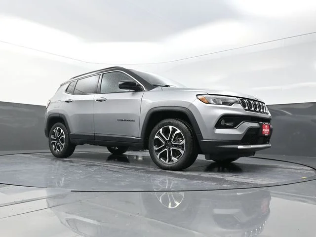 Used 2024  Jeep Limited image 30