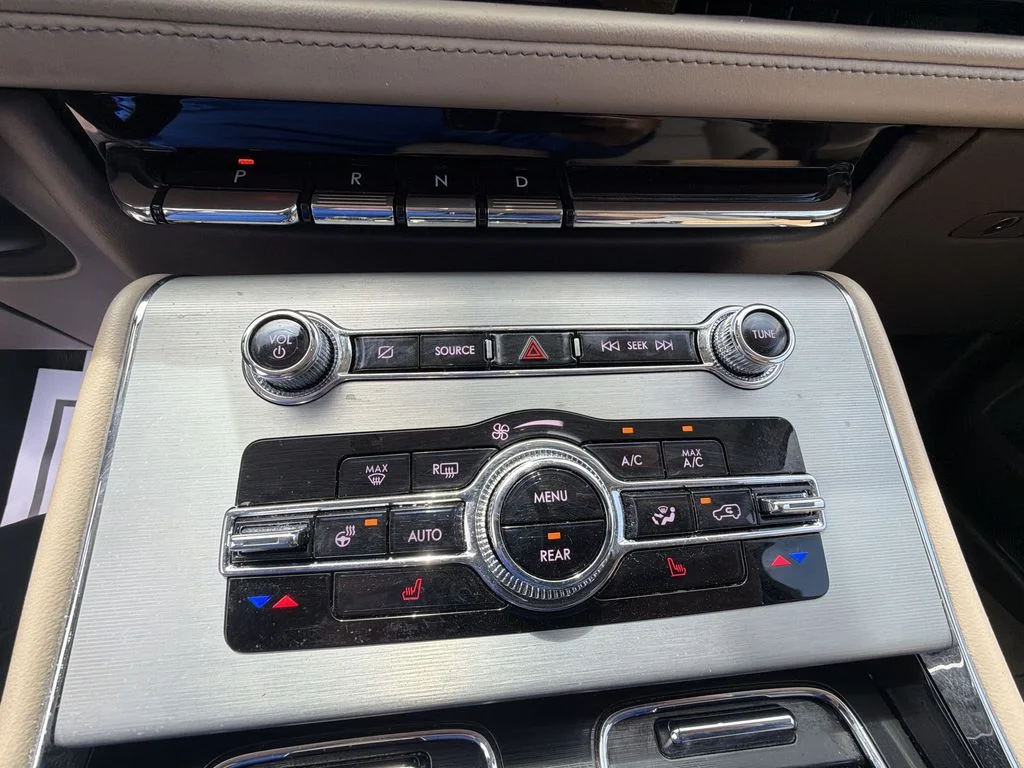 Used 2023 Gray Lincoln Standard image 19