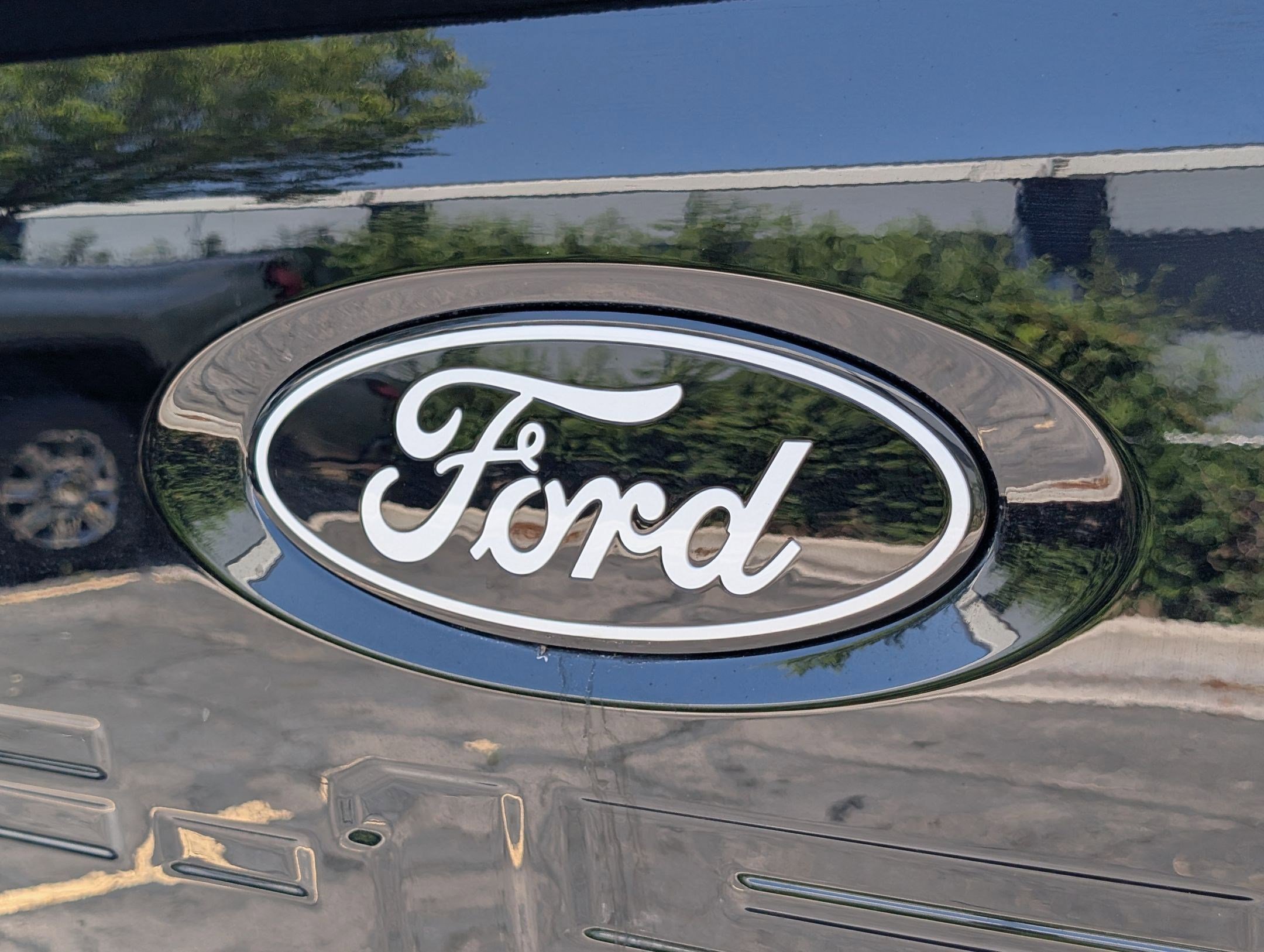 Used 2025 Black Metallic Ford LARIAT image 12