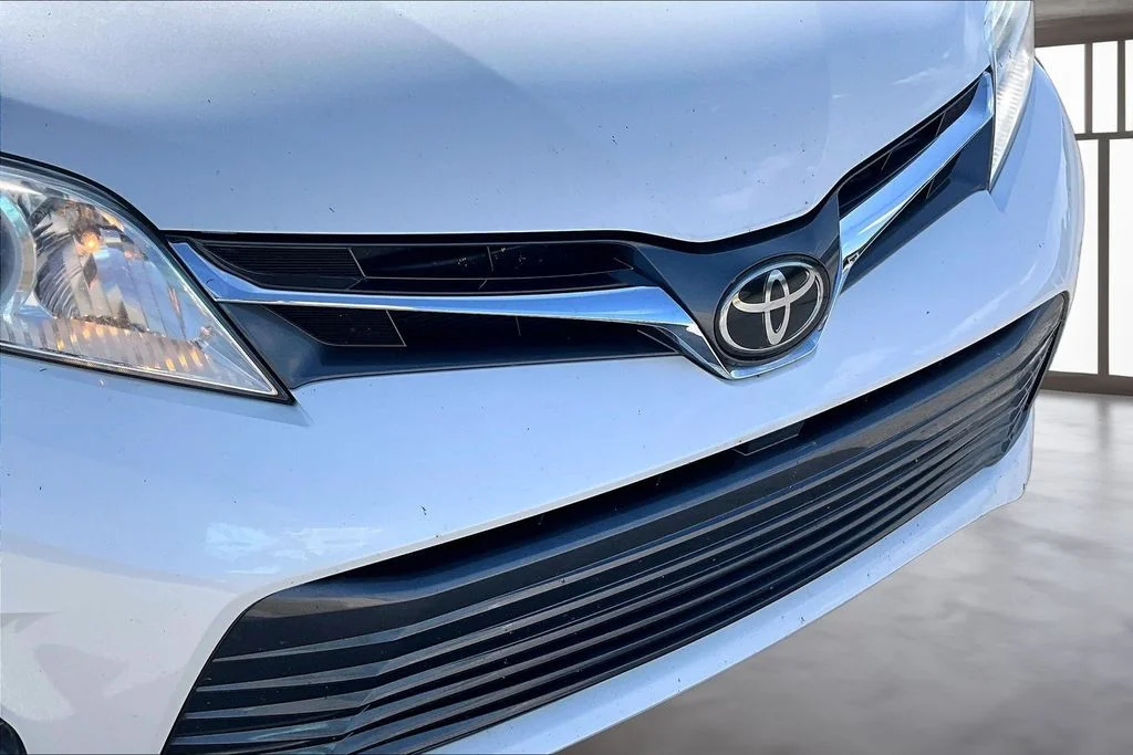 Used 2020 White Toyota XLE Premium image 32