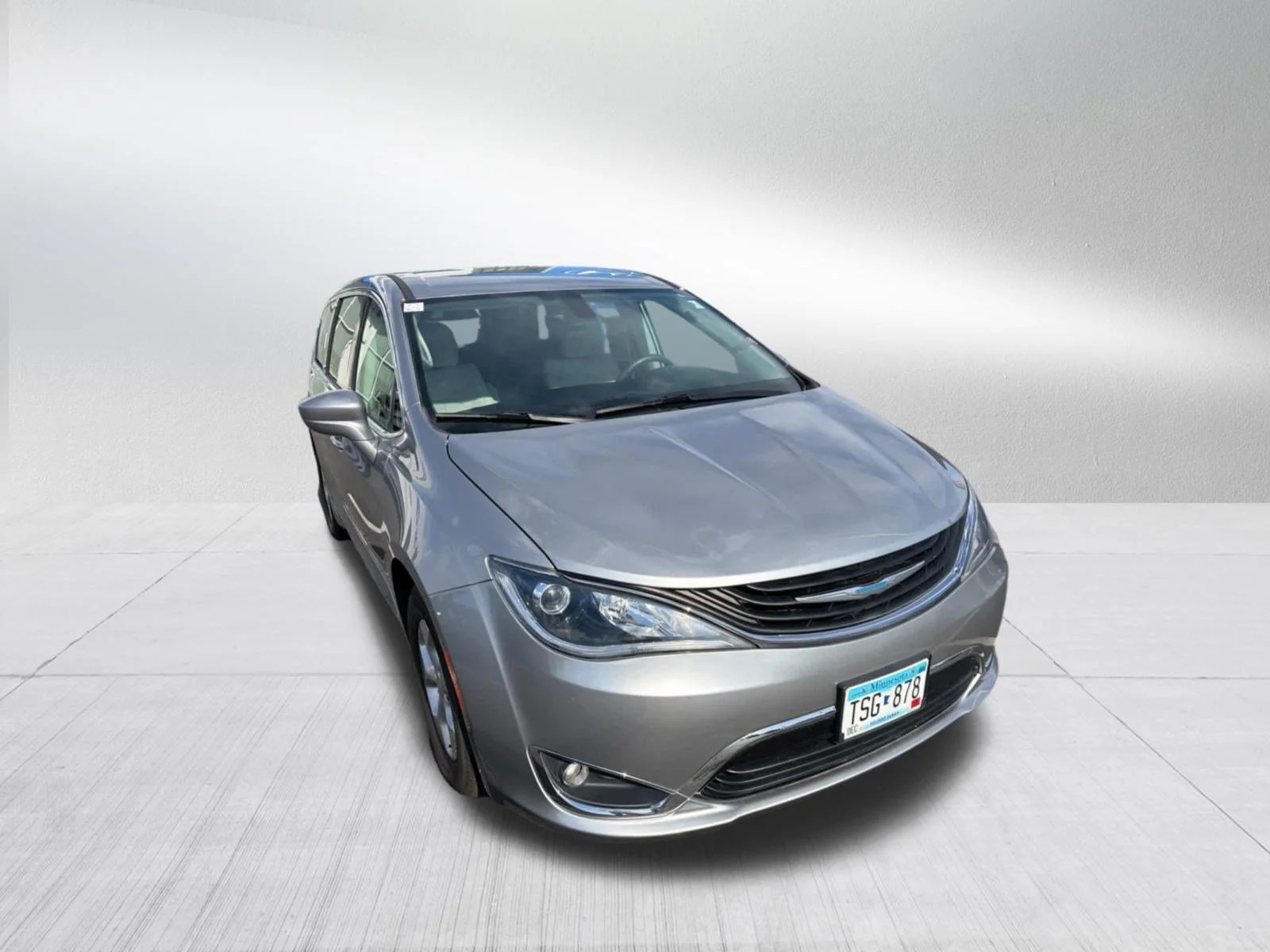 Used 2018 Billet Silver Metallic Clearcoat Chrysler Hybrid Touring Plus image 3