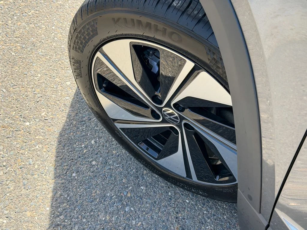 New 2026 Platinum Gray Metallic Volkswagen 1.5T SE image 10