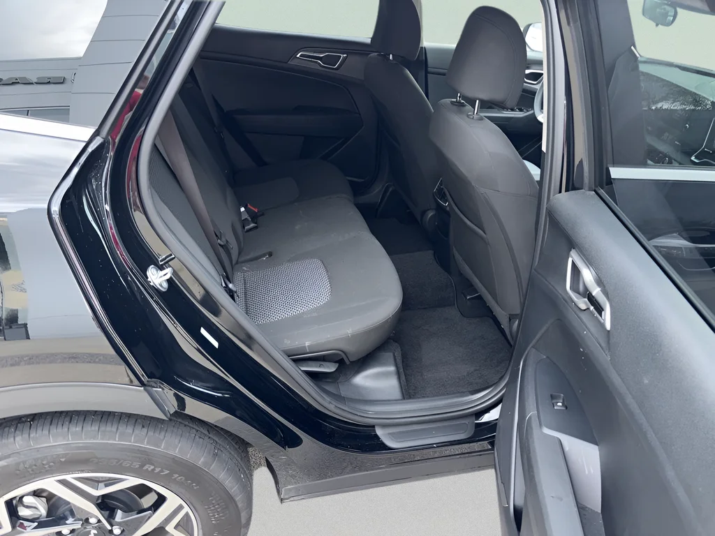 2025 Kia Sportage LX - Photo 11
