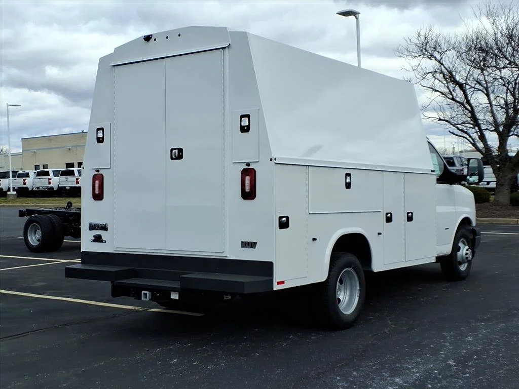 New 2025 Summit White Chevrolet 1WT image 16