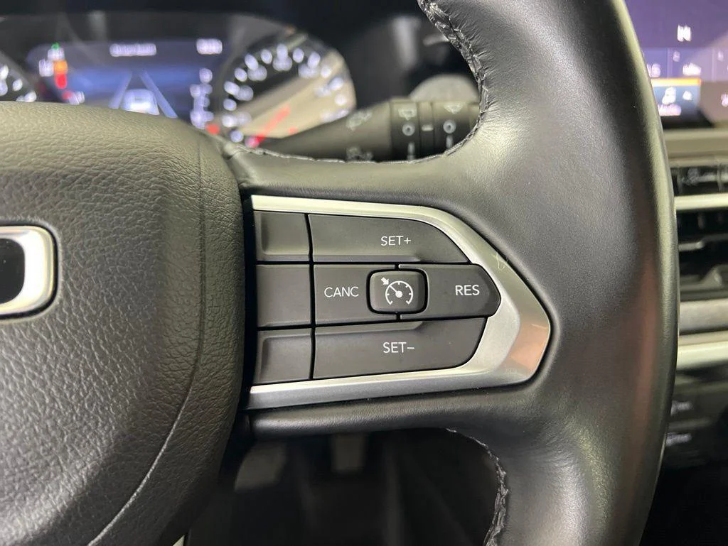 Used 2022 Bright White Clearcoat Jeep Latitude Lux image 9