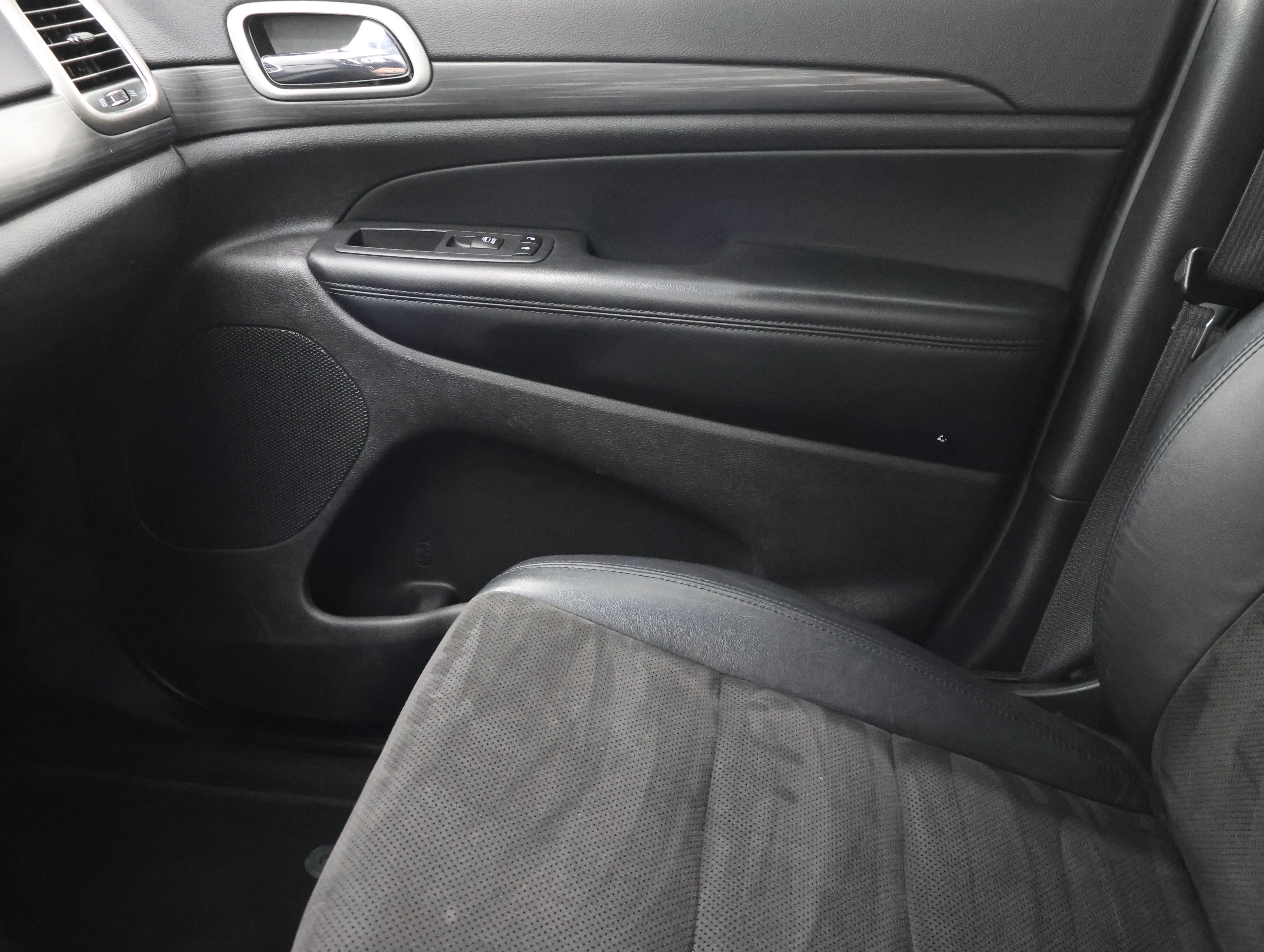 Used 2020 Sting-Gray Clearcoat Jeep Altitude image 13