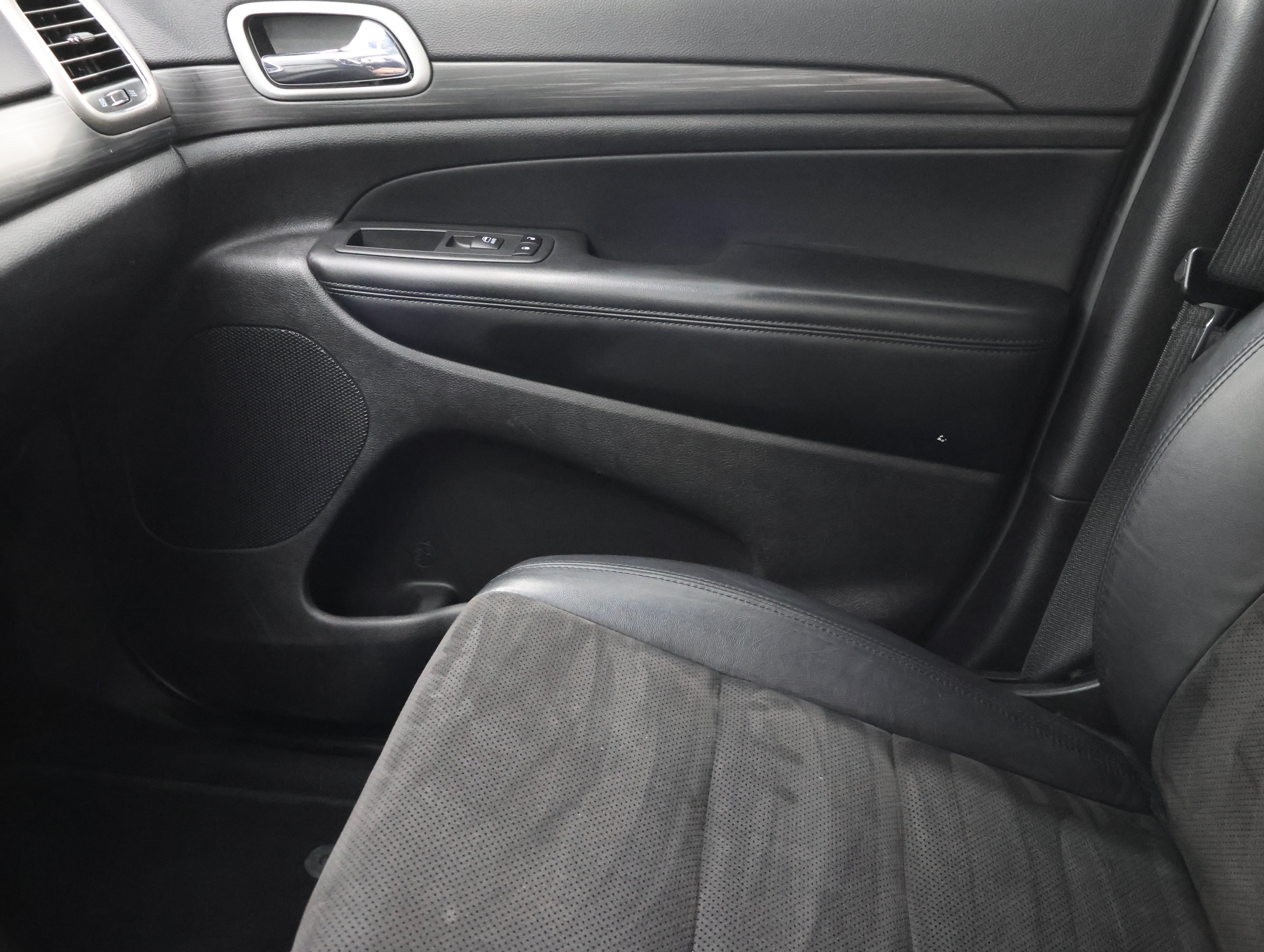 Used 2020 Sting-Gray Clearcoat Jeep 4x4 Altitude: ALTITUDE-4WD-NAV-MOON-HEATED SEATS-BACKUP CAM-1 OWNER image 13