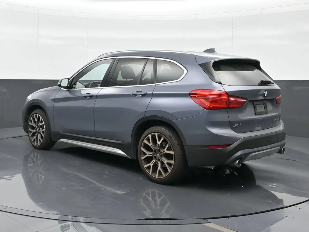 Used 2021  BMW sDrive28i image 2
