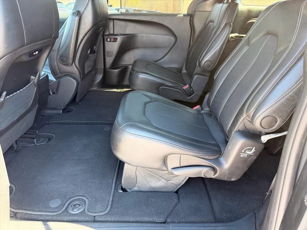 Used 2025 Ceramic Gray Clearcoat Chrysler Select image 11