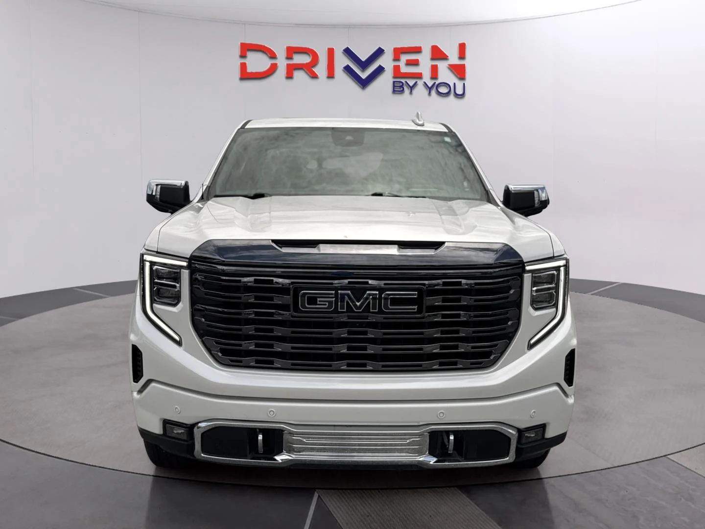 Used 2024 White Frost Tricoat GMC Denali Ultimate image 9