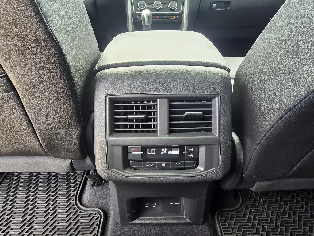 Used 2022 Pure White Volkswagen 3.6L V6 SE w/Technology image 29