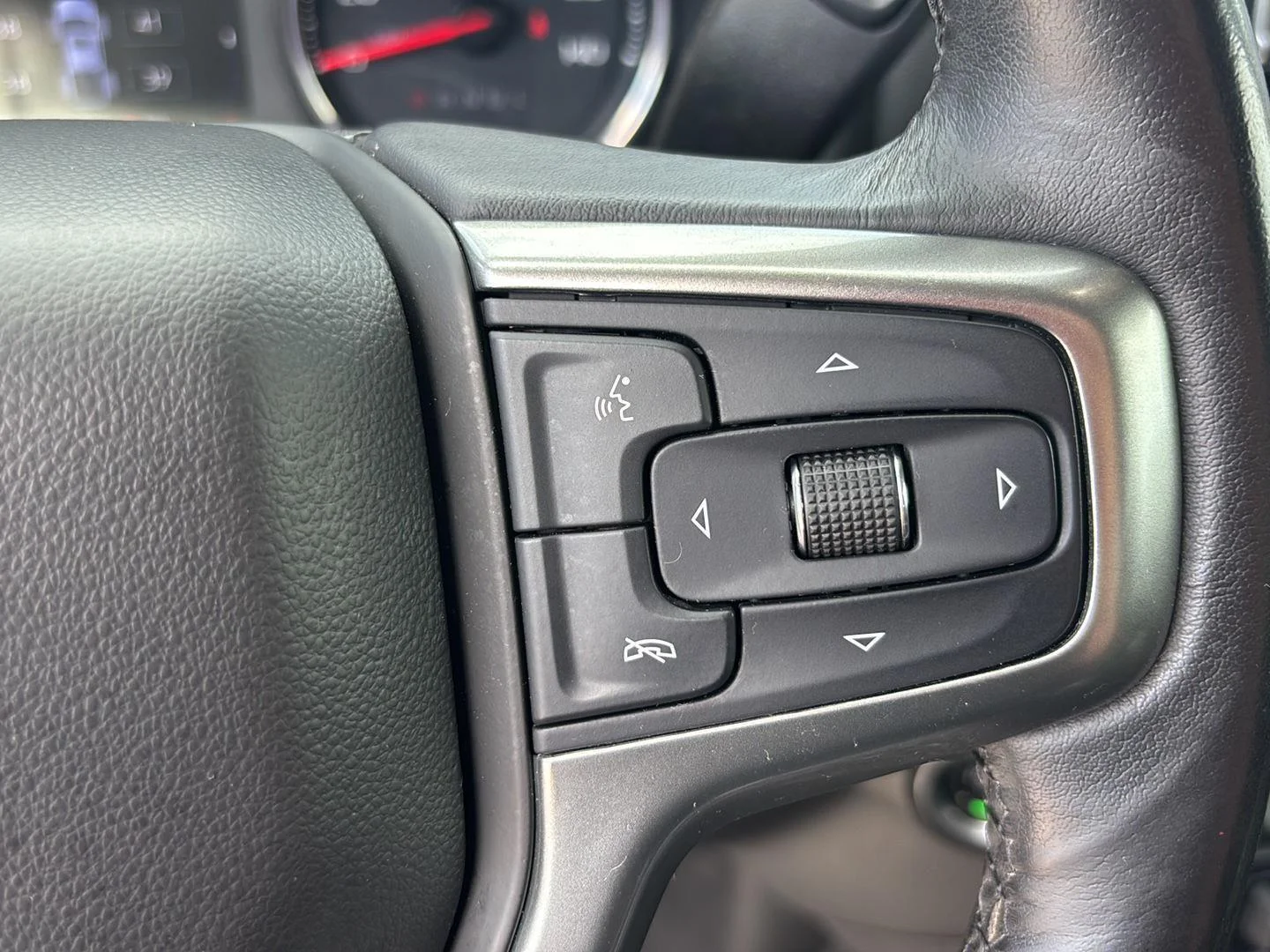 Used 2019 SILVER ICE METALLIC Chevrolet LT image 18