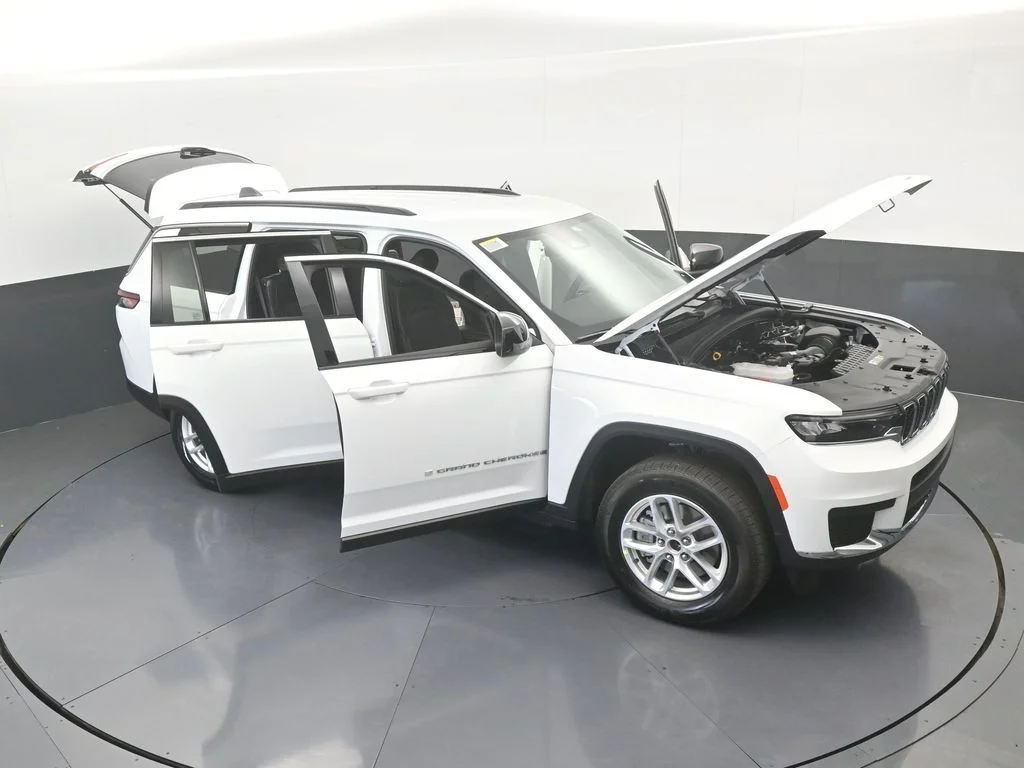 New 2026 Bright White Clear-Coat Exterior Paint Jeep Laredo image 66
