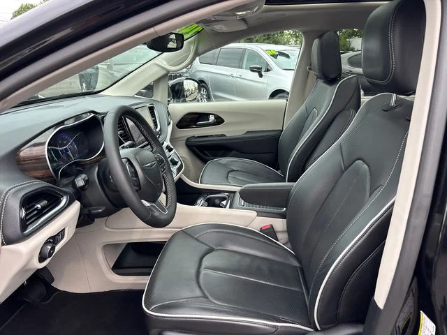 Used 2024 Black Chrysler Limited image 6