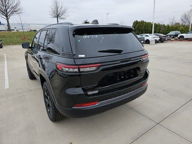 New 2026 Diamond Black Crystal Pearlcoat Jeep Laredo Altitude image 3