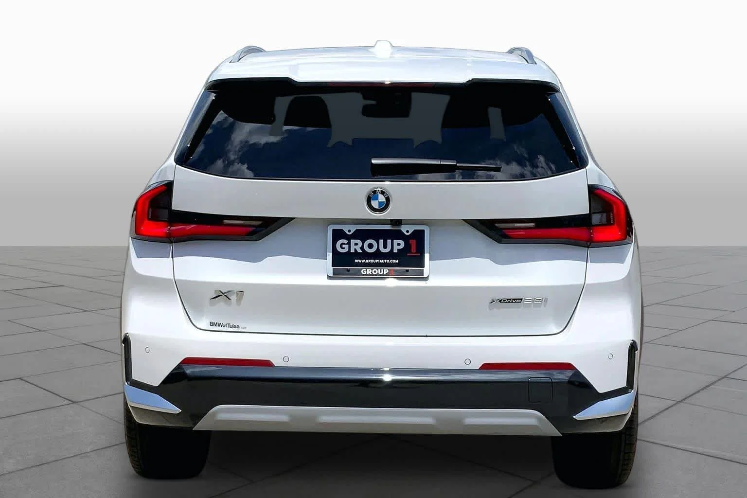 New 2026 Mineral White Metallic BMW xDrive28i image 4