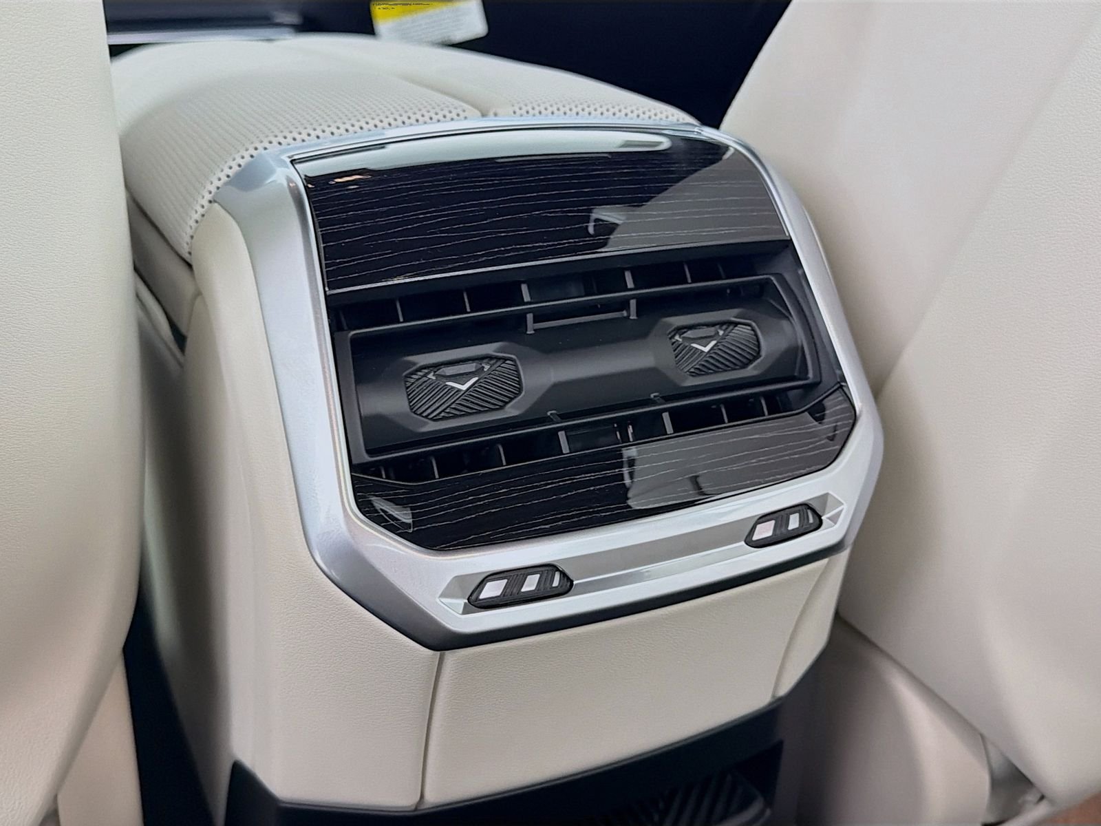 New 2026 Dravit Grey Metallic BMW xDrive60 image 26