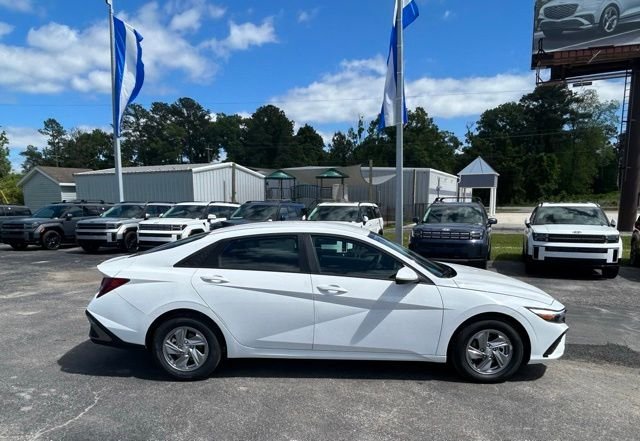 New 2026 White Hyundai SE image 2