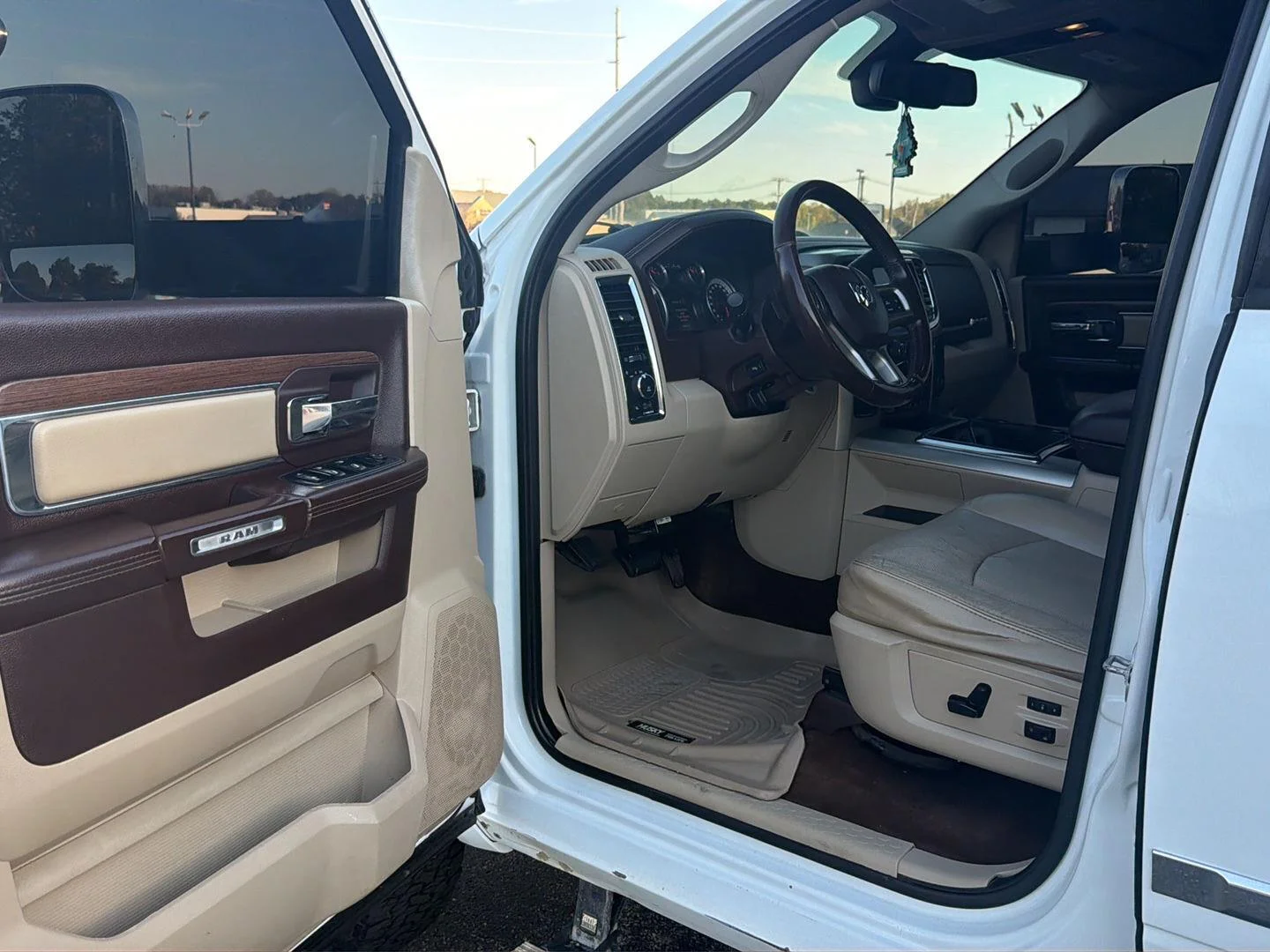 Used 2015 Bright White Clearcoat Ram Laramie image 9