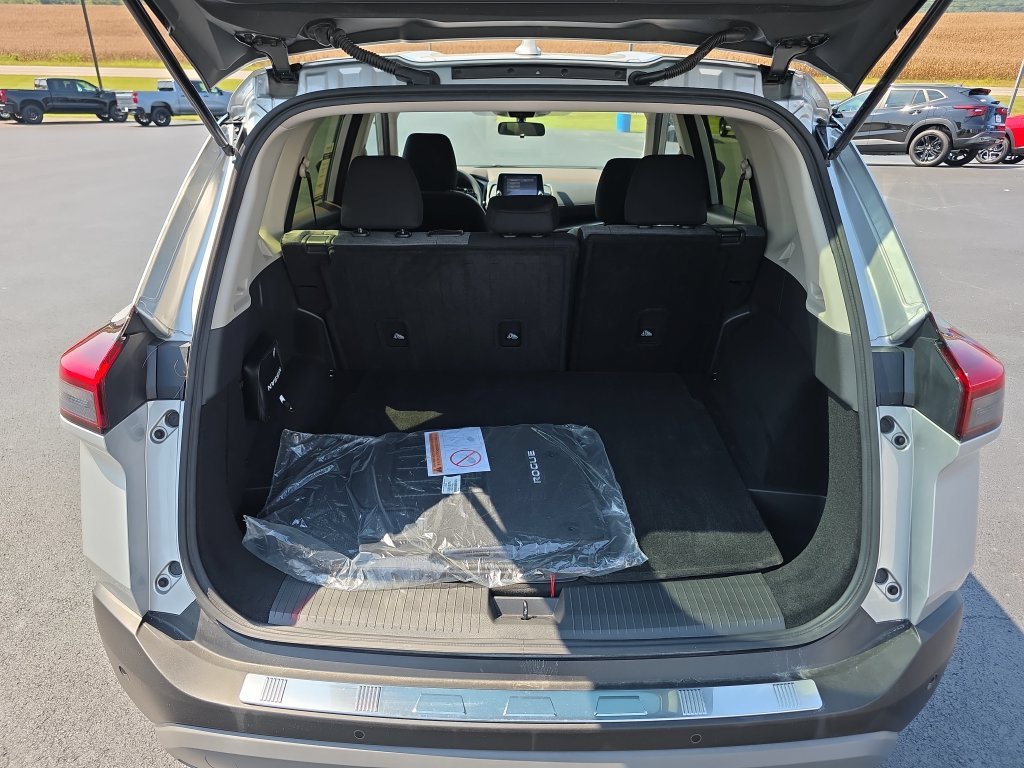 Used 2023 Silver Nissan SV image 10