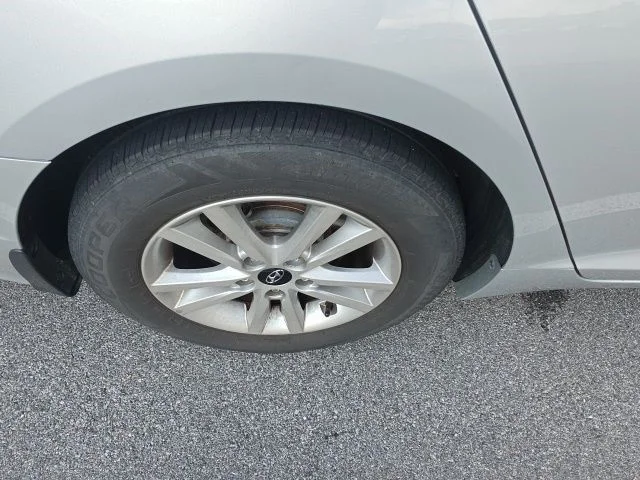 Used 2015 Silver Hyundai SE image 9