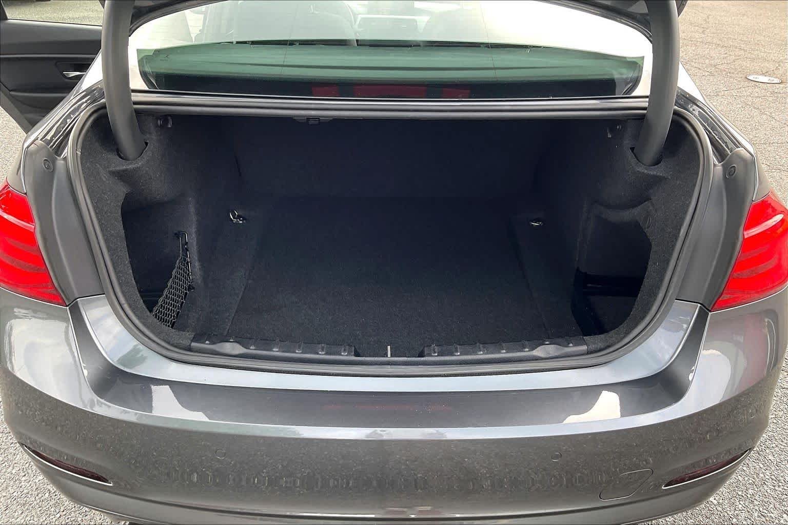 Used 2018 Mineral Gray Metallic BMW 320i xDrive image 36
