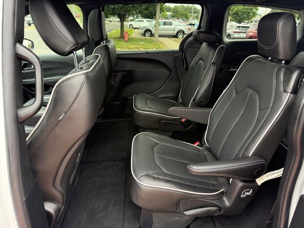 Used 2026 White Chrysler Limited image 17
