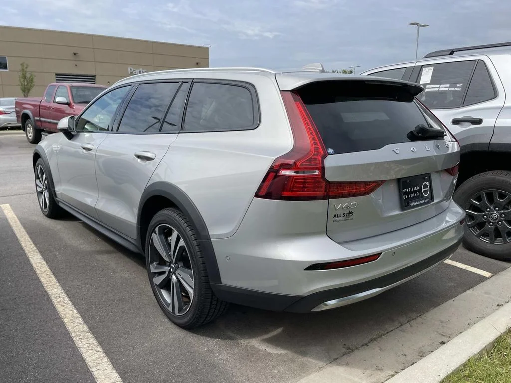 Used 2025 Silver Dawn Metallic Volvo Plus image 3