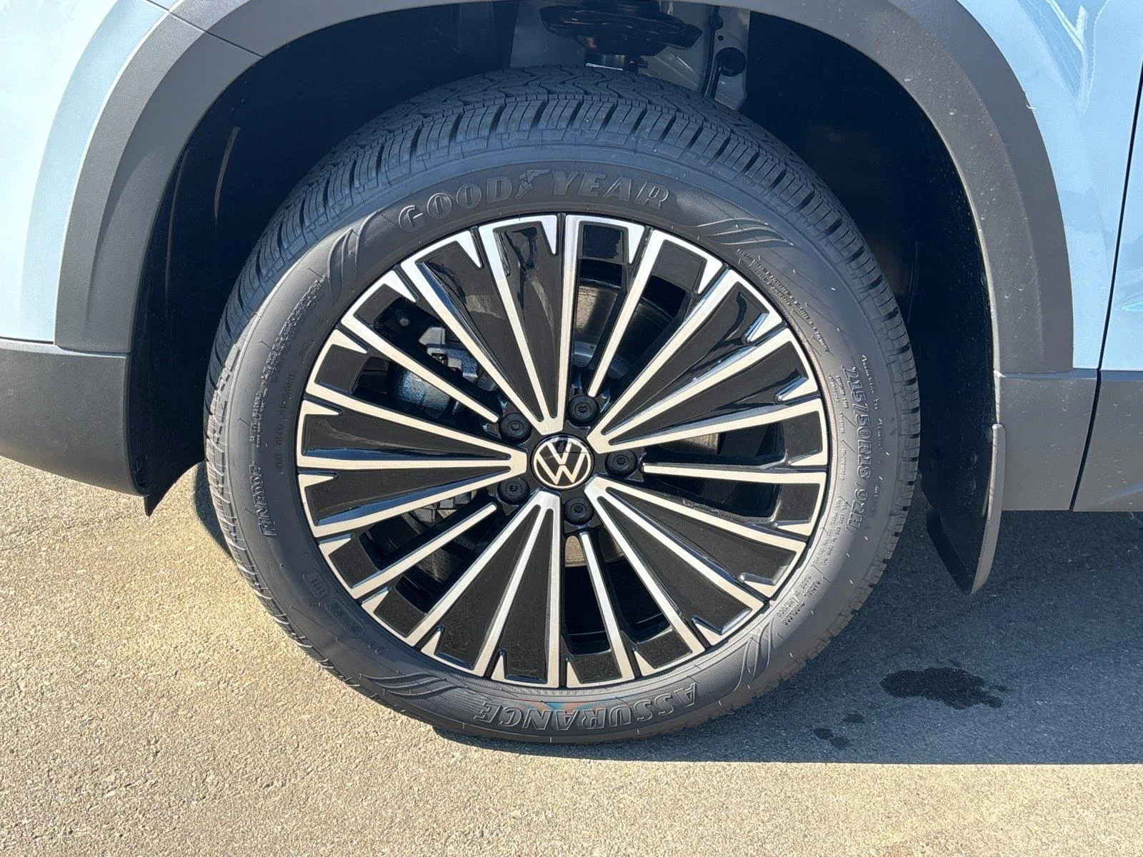 New 2027 Monument Gray Volkswagen SE image 9