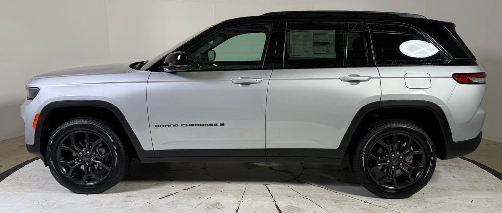 New 2025 Silver Zynith Exterior Paint Jeep Limited image 4