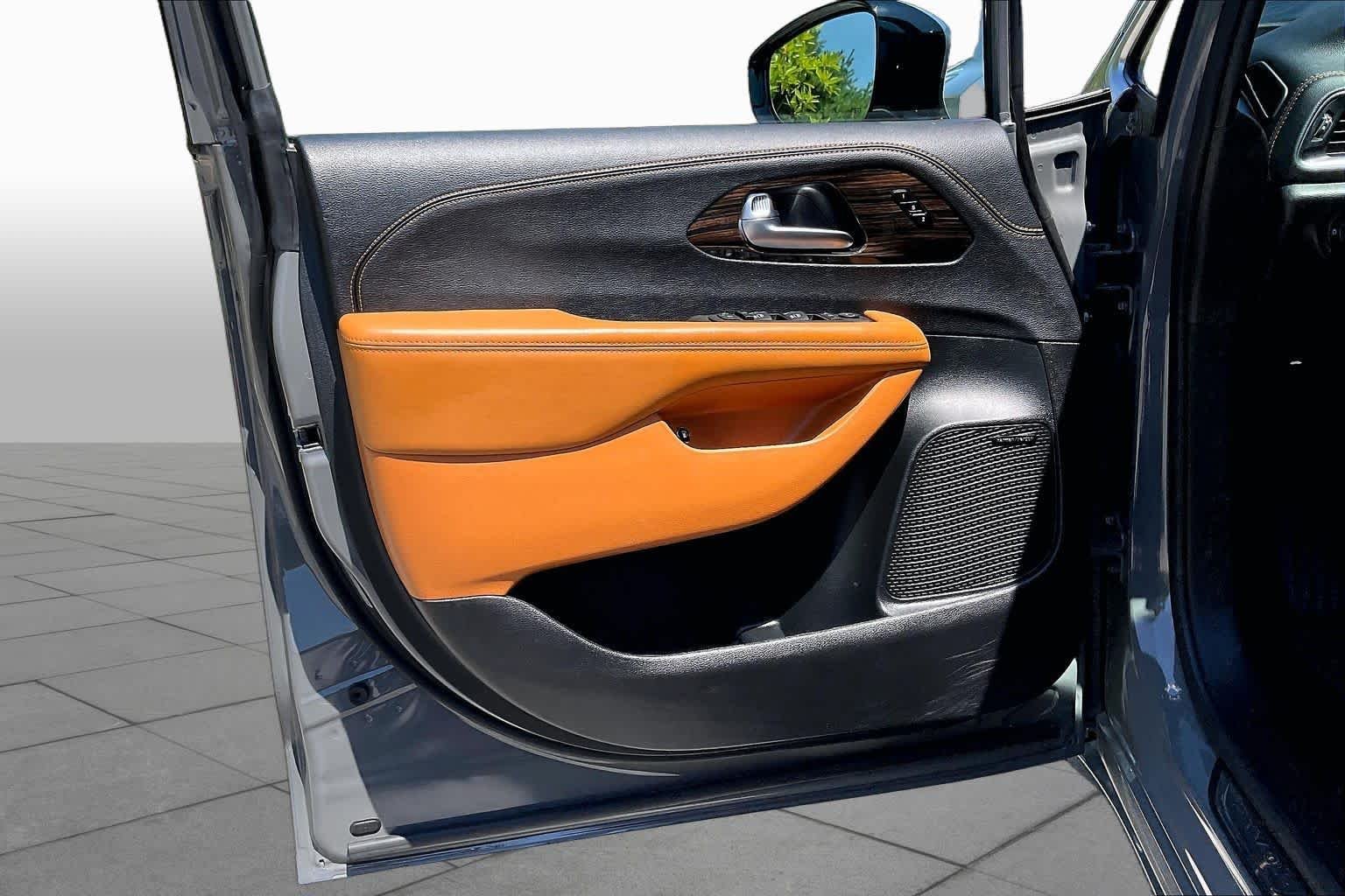 Used 2023 Ceramic Gray Clearcoat Chrysler Hybrid Pinnacle image 24