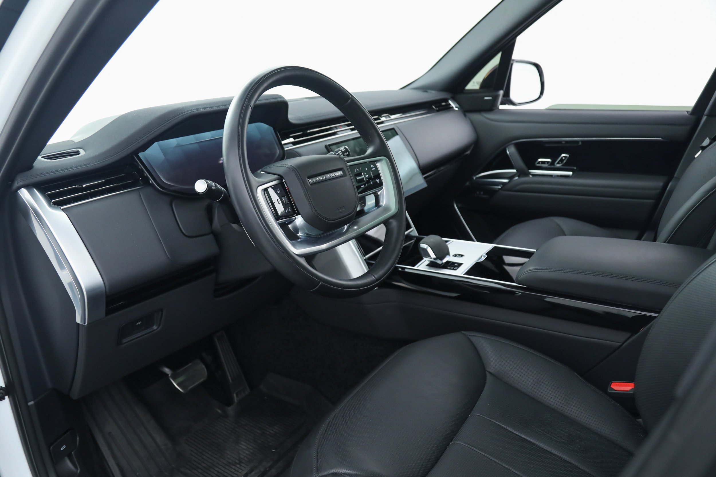 Used 2024 White Land Rover SE image 19