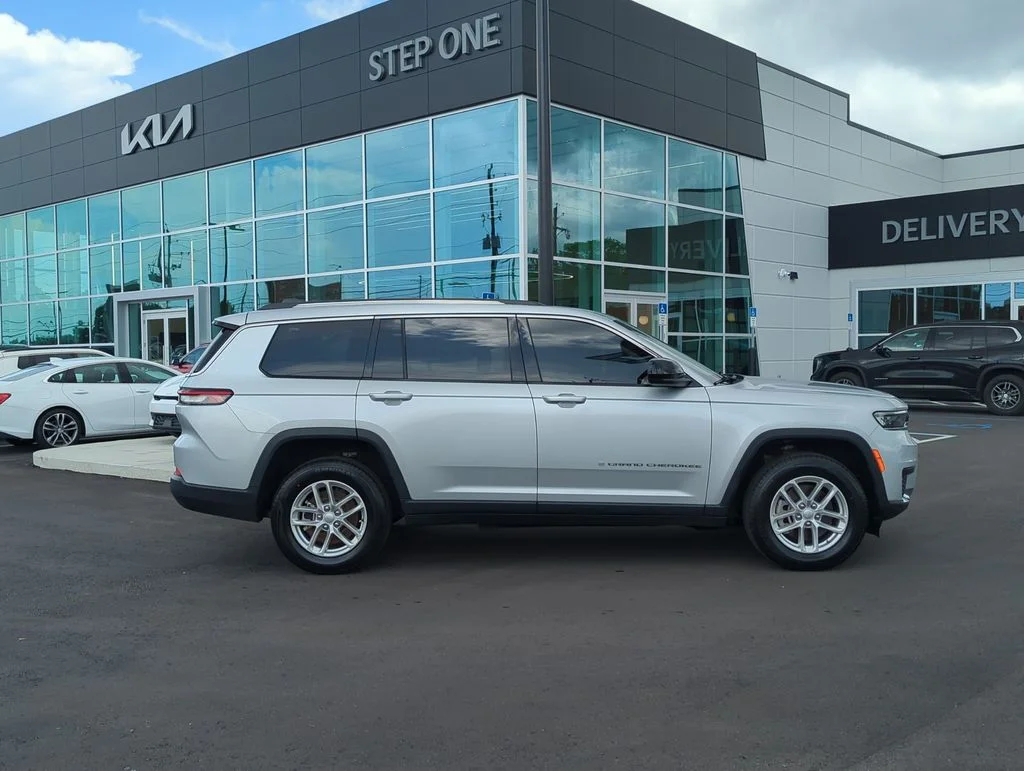 Used 2022 Silver Jeep Laredo image 8