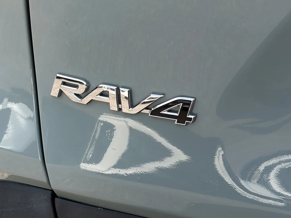 Used 2019 Lunar Toyota XLE Premium image 12