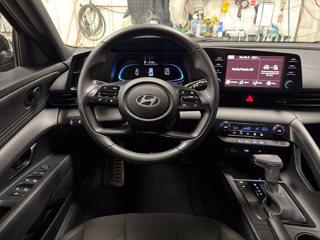 Used 2025 Gray Hyundai SEL Sport image 17