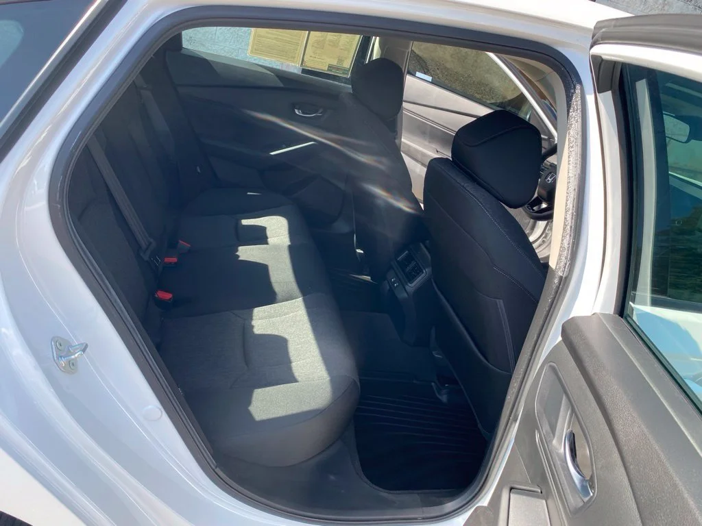 Used 2025 White Honda SE image 15