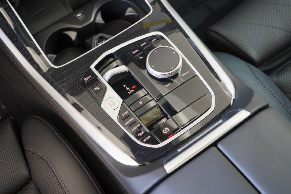 New 2026 Black Sapphire Metallic BMW xDrive40i image 30