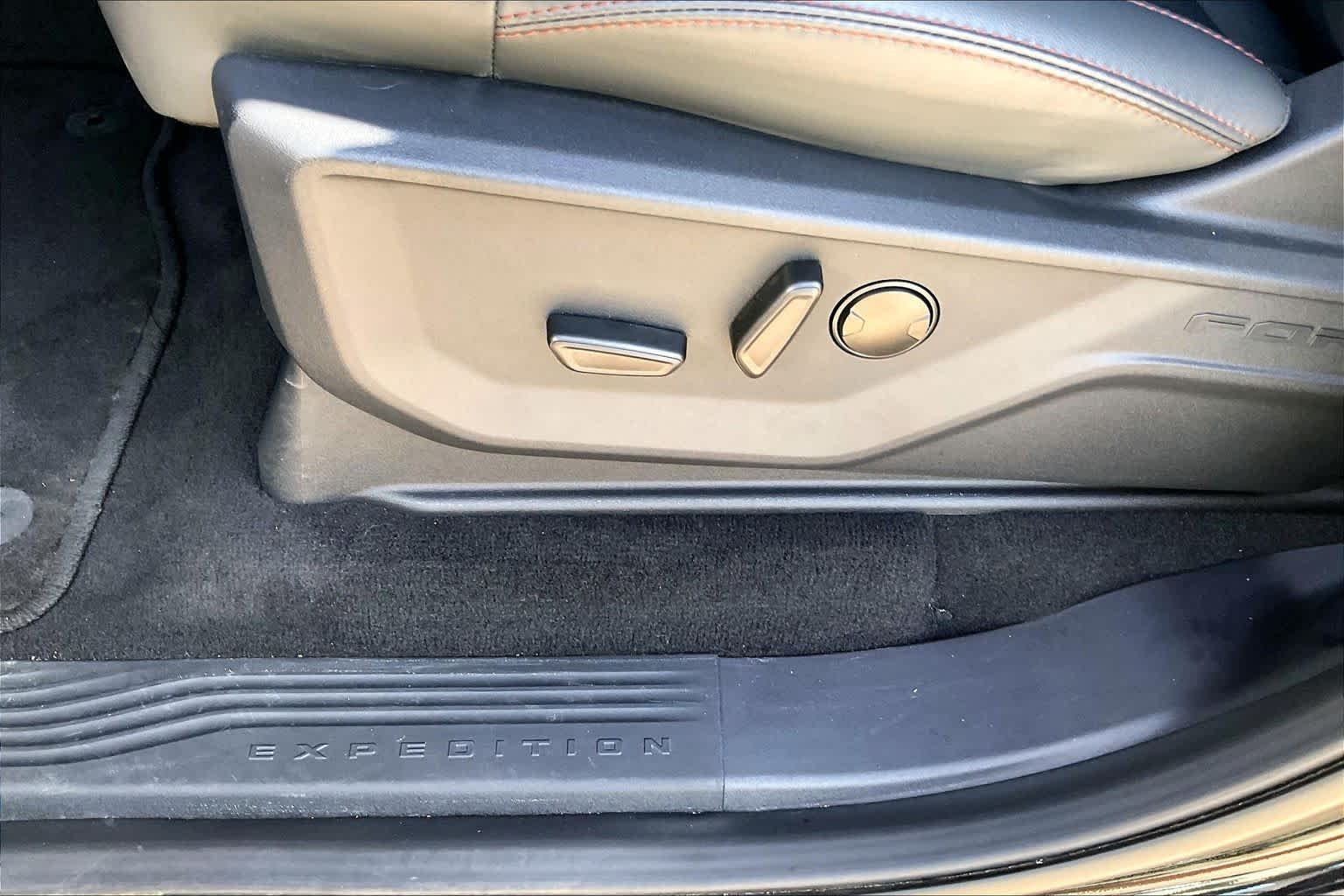 Used 2025 Agate Black Metallic Ford Active image 31