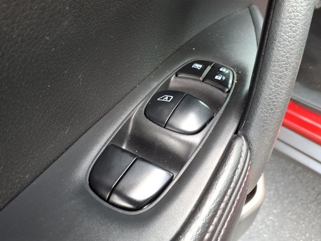 Used 2016 Cayenne Red Nissan S image 8