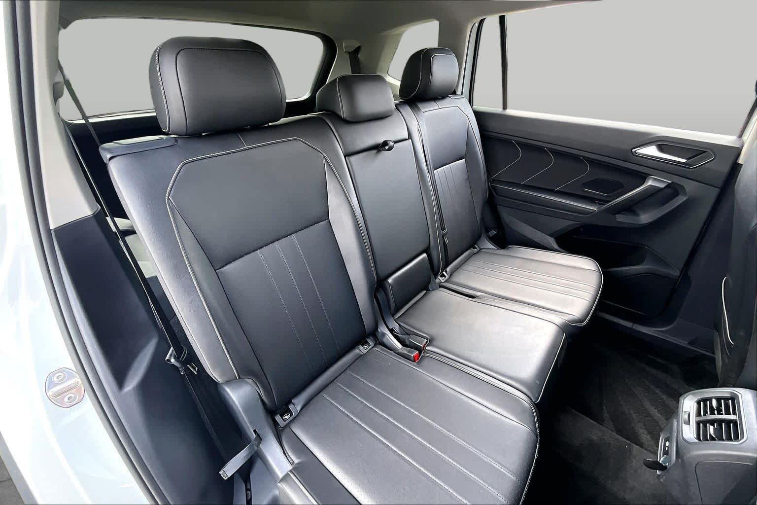 Used 2024 Pure White Volkswagen SE image 18