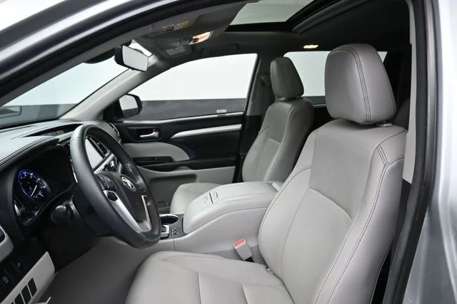 Used 2017 Silver Toyota XLE image 23